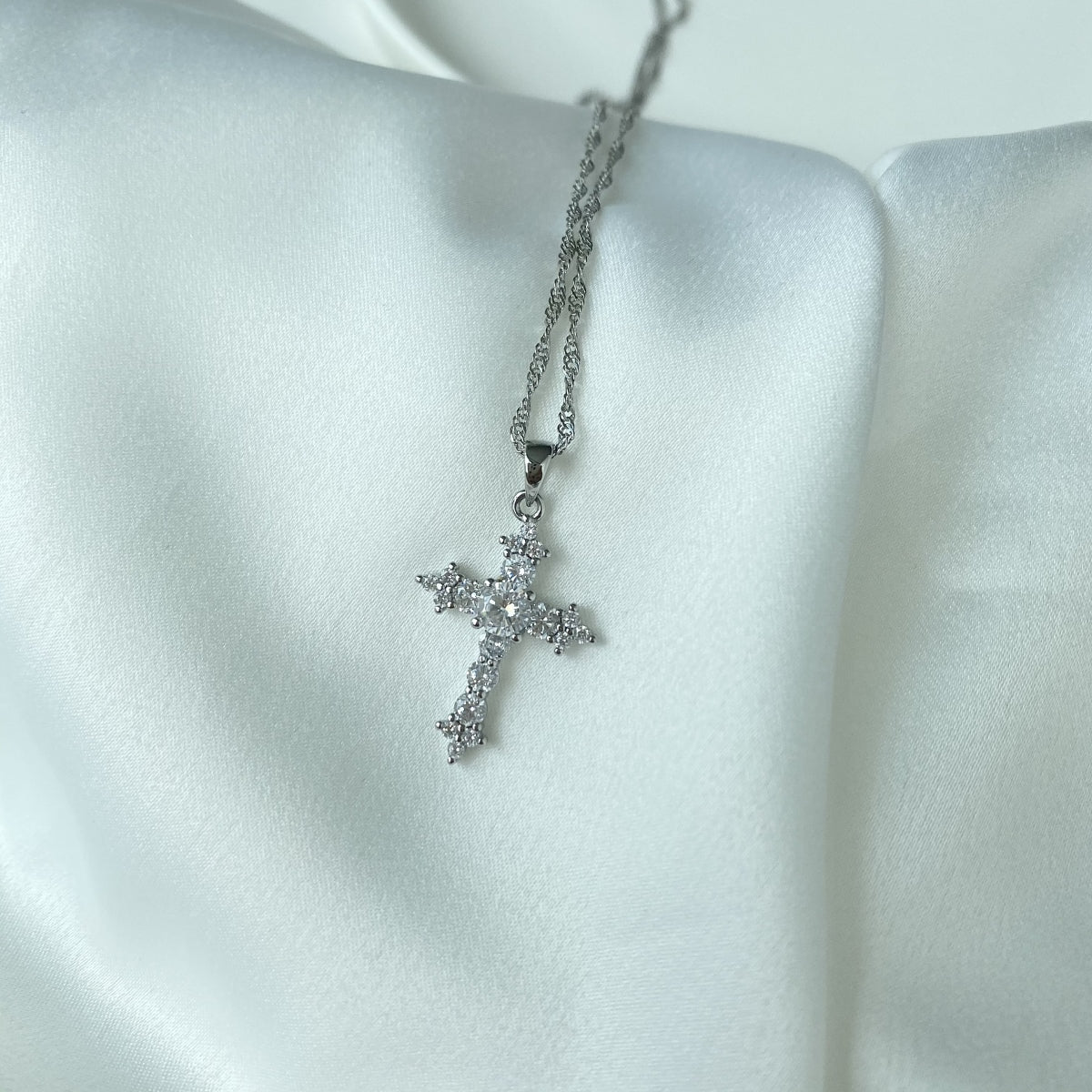 DAZZLING CROSS PENDANT